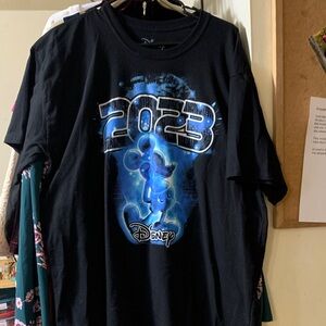 Disney Black Men's 2023 Blue Glow Mickey Graphic Tee. 2XL
